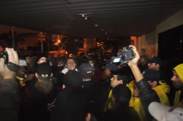 Rep&oacute;rter passa bem, depois de desmaiar por conta de bombas de g&aacute;s na C&acirc;mara