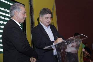 Governador Reinaldo Azambuja e secretário de Fazenda, Márcio Monteiro, assinam contrato com metas para 2016 (Foto: Alan Nantes)
