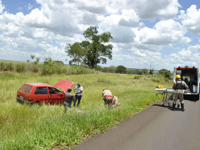  Carro capota na MS-276, em Nova Andradina, e duas pessoas ficam feridas