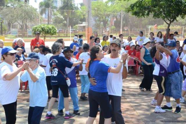 Com muita m&uacute;sica e dan&ccedil;a, Dia da Pessoa Idosa movimenta o Belmar Fidalgo