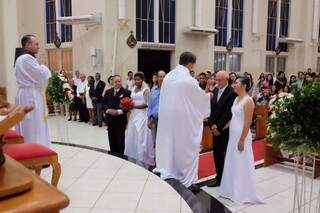 Casamento foi comunitário em igreja e festa aconteceu em casa. (Foto: Arquivo Pessoal)