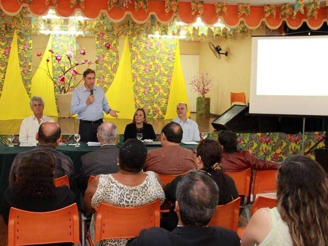 Com mesmo discurso, Bernal entrega UBS e promete escrituras para 3 mil fam&iacute;lias