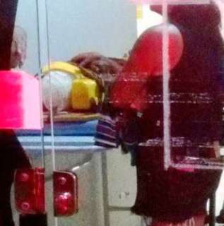 Criança de sete anos fica gravemente ferida após cair de balanço em praça