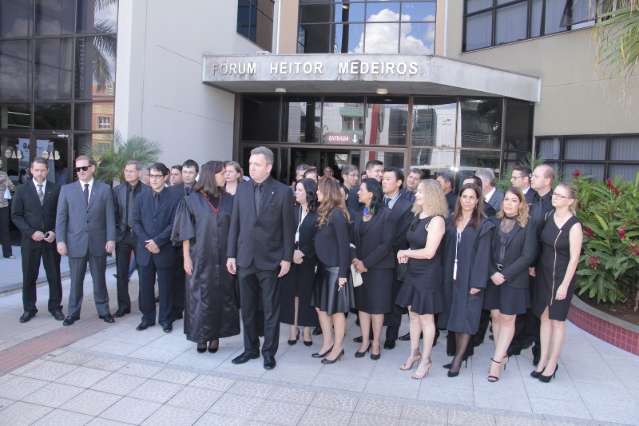 Em protesto in&eacute;dito, ju&iacute;zes de MS vestem preto em apoio a S&eacute;rgio Moro