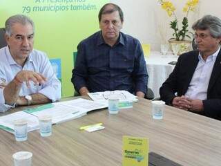 Governador Reinaldo Azambuja (PSDB) ao lado do secretário estadual de Articulação Política, Sérgio de Paula, e do prefeito Antônio Pádua Thiago (Foto: Chico Ribeiro - Governo MS)
