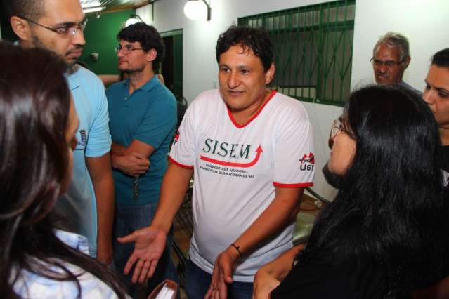 Olarte reduz carga-hor&aacute;ria e impede nova greve de servidores municipais