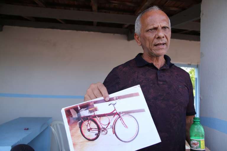 Advogado Nei Salviando com foto da bicicleta que será rifada (Foto: Kísie Ainoã)