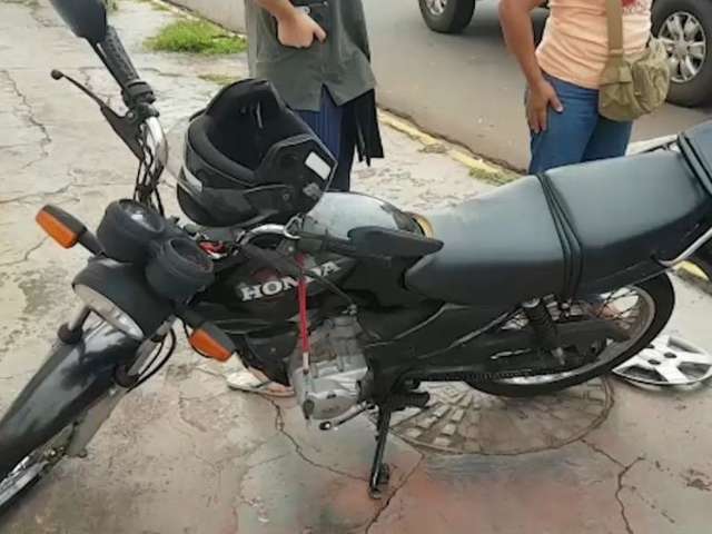 Adolescente &eacute; arremessado de moto ap&oacute;s acidente com dois carros