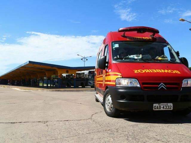 Mulher se fere ap&oacute;s prego soltar e caixa de som despencar em &ocirc;nibus
