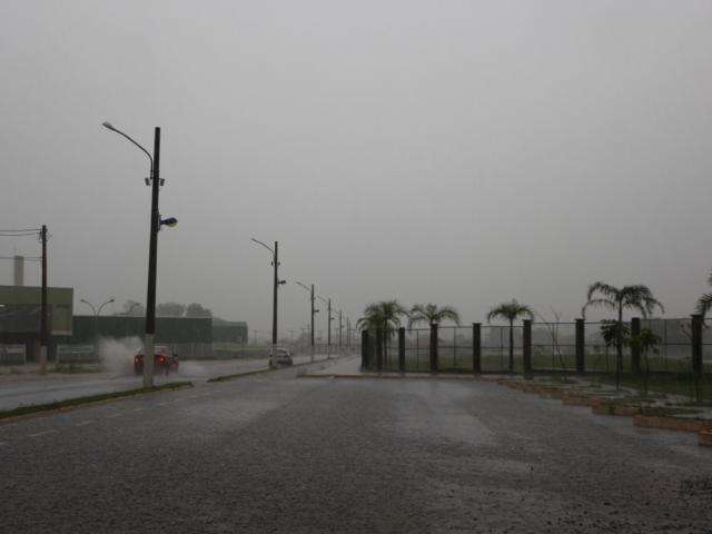 Em uma hora, chove quase metade do previsto para todo o m&ecirc;s de outubro