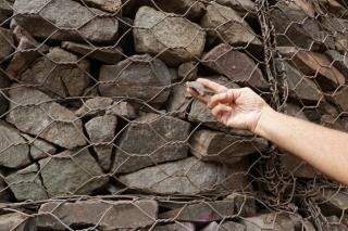 Pressão quebra as rochas do gabião da Ceará, fazendo com que elas se soltem facilmente. (Foto: Kísie Ainoã)