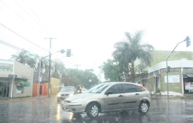 Em cinco horas, Capital tem 35% da chuva do m&ecirc;s, mas sem estragos