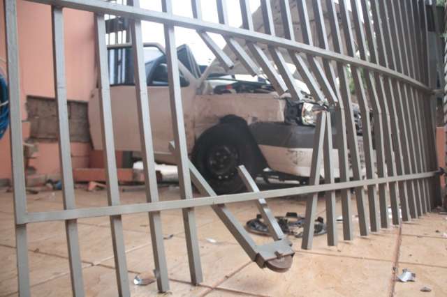 Carros batem em cruzamento e invadem casa na Vila Alba