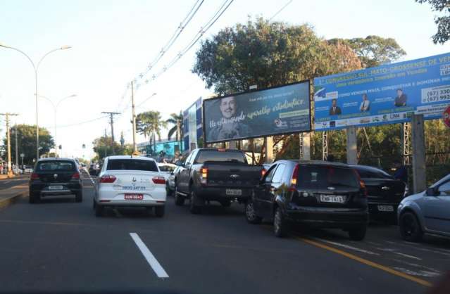 Fluxo intenso de ve&iacute;culos na sa&iacute;da de concurso tumultua tr&acirc;nsito na Cear&aacute;