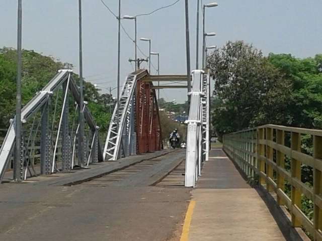 Prefeitura pinta ponte pela metade, vira piada e revolta at&eacute; prefeito
