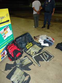 Cocaína estava ambalada como &#039;geladinhos&#039; camuflada dentro de mala e mochila. (Foto: Divulgação/PM)