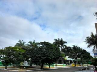 Céu com muitas nuvens no início da manhã em Campo Grande. (Foto:Daniel Angelo)