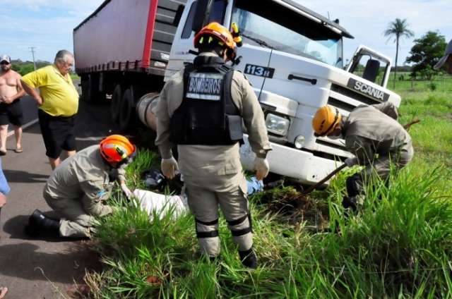 Motociclista fica preso a ferragens em acidente entre moto e carreta