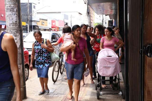 De folga, consumidores lotam Centro, mas com cautela na hora das compras