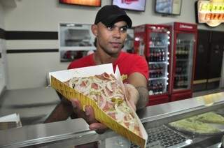 Pizza em fatia é vendida a partir de R$3,00 (Foto: João Garrigó)