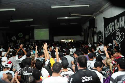  Espalhados por Campo Grande, corintianos sofrem com decisão da Libertadores