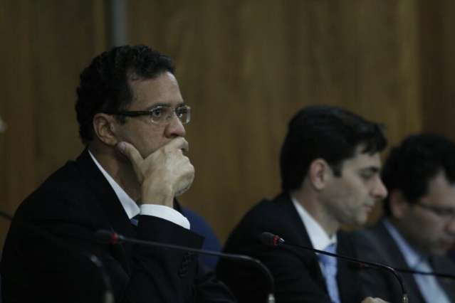 Recome&ccedil;a reuni&atilde;o do conselho da OAB; J&uacute;lio Cesar p&otilde;e imprensa para fora