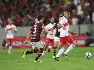 Disputa de bola no jogo desta noite no Maracanã. (Foto: InternacionalFC) 