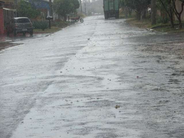 Chuva volta a cair no in&iacute;cio da noite e alivia calor campo-grandense