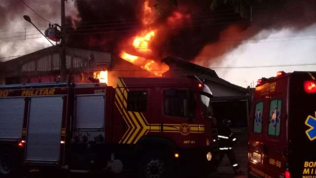 Inc&ecirc;ndio em dep&oacute;sito de auto pe&ccedil;as causou preju&iacute;zo de R$ 5 milh&otilde;es