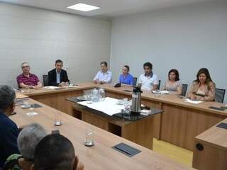 Membros de entidades da área da saúde, diretoria da Santa Casa e MPE participaram da reunião nesta tarde (Foto: Divulgação/Santa Casa)