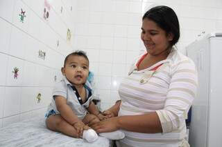 Keit levou o filho de 6 meses, idade mínima para tomar a vacina contra a gripe (Foto: Marcos Ermínio)