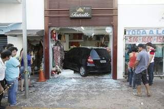 A motorista perdeu o controle e entrou na loja de roupas (Foto: Cleber Gellio)