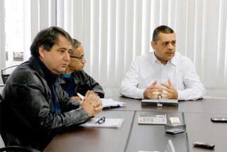 Alessandro Lemes (à direita) e diretores da prefeitura durante entrevista coletiva (Foto: Helio de Freitas)