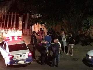 Guardas junto à testemunhas no local da tentativa de assalto. (Foto: Divulgação/GuardaMunicipal) 