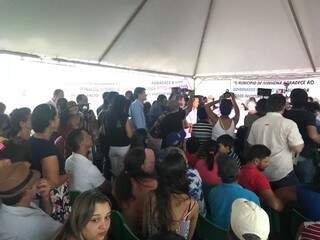Público acompanha inauguração sob tenda em residencial. (Foto: Direto das Ruas)