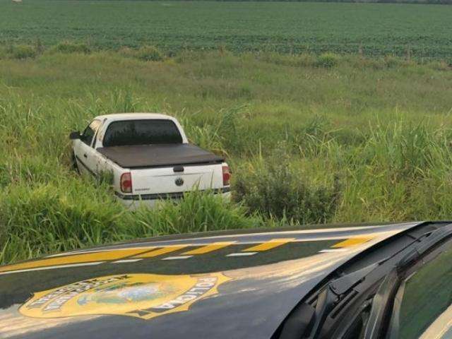 Homem perde controle da dire&ccedil;&atilde;o e abandona carro com 752kg de maconha