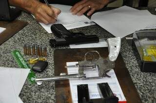 Armas de fogo foram encontradas em duas casas em Campo Grande (Foto: Divulgação)