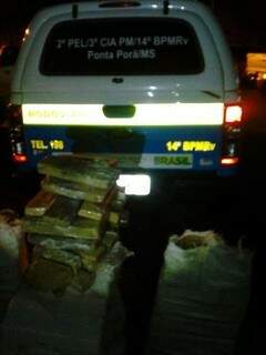 Droga estava escondida dentro de veículo que seguia para Campo Grande. (Foto: Polícia Militar Rodoviária) 