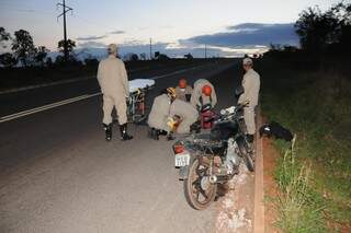 Motociclista não tem parte do braço esquerdo e sofreu acidente na BR-262 a 15 km de Campo Grande (Paulo Francis)