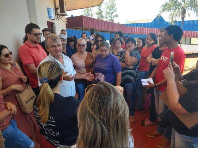 Temendo atraso no 13&ordm; sal&aacute;rio, professores protestam na prefeitura