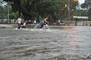 Centro de Campo Grande durante chuva na quinta-feira passada (Foto: João Garrigó)