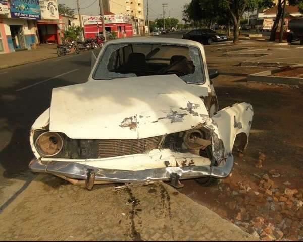  Homem sofre traumatismo craniano ap&oacute;s bater em carro estacionado