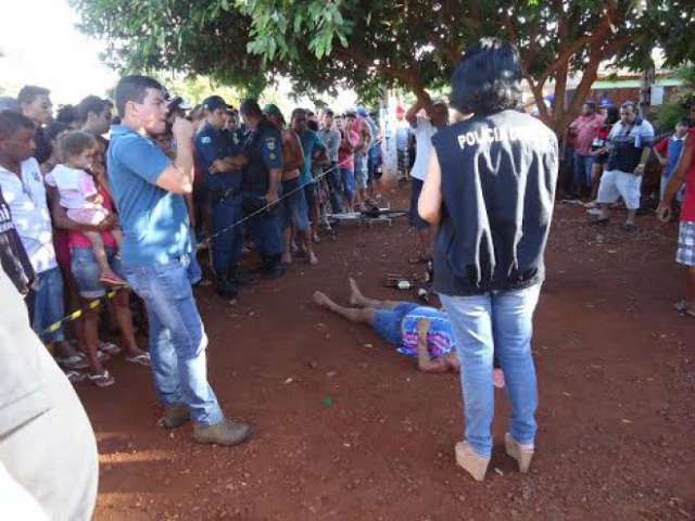 M&atilde;e e filho s&atilde;o assassinados e nora fica ferida em almo&ccedil;o de Natal