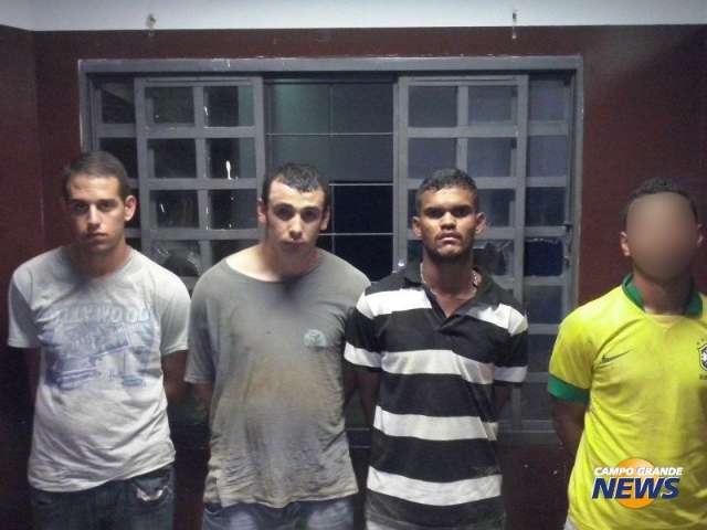 Pol&iacute;cia procura dois integrantes de quadrilha especializada em roubo de carros 