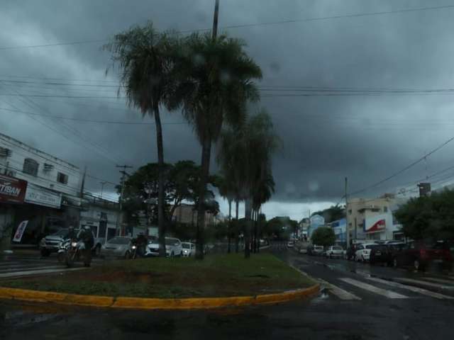 Depois de manh&atilde; quente, chove em algumas regi&otilde;es da Capital