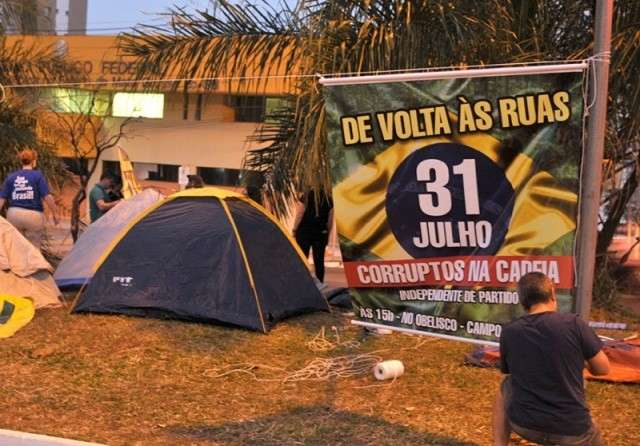 Em MS, barracas na avenida entre queda de Dilma e ascens&atilde;o de Temer