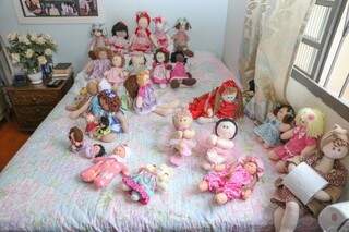 Vários bonecos de panos já prontos ficam sobre a cama da costureira. (Foto: Paulo Francis)