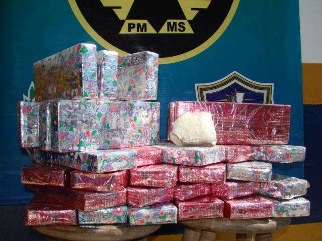 Homem &eacute; preso levando maconha embalada para presente em &ocirc;nibus