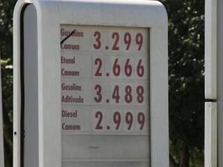 Na avenida Nelly Martins, gasolina é vendida a R$ 3,29. (Foto: Marcos Ermínio)