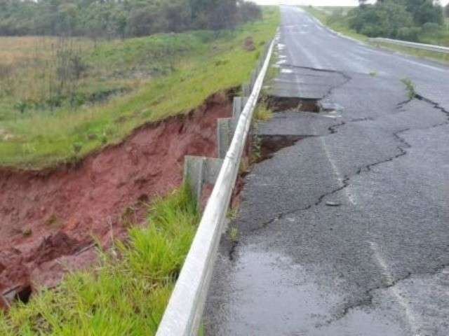 Governo restaurar&aacute; rodovias e vai acionar Justi&ccedil;a para obras na garantia